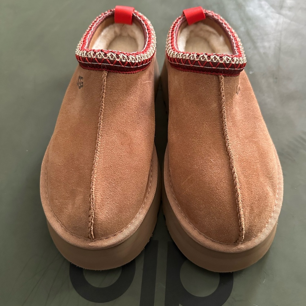 UGG Tazz Platform Slipper size 8 or  Eu 39